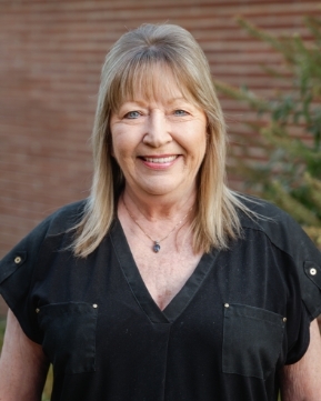 Debbie Peters - Asistente Ejecutiva/Directora de Control de Calidad en Entrust Community Services